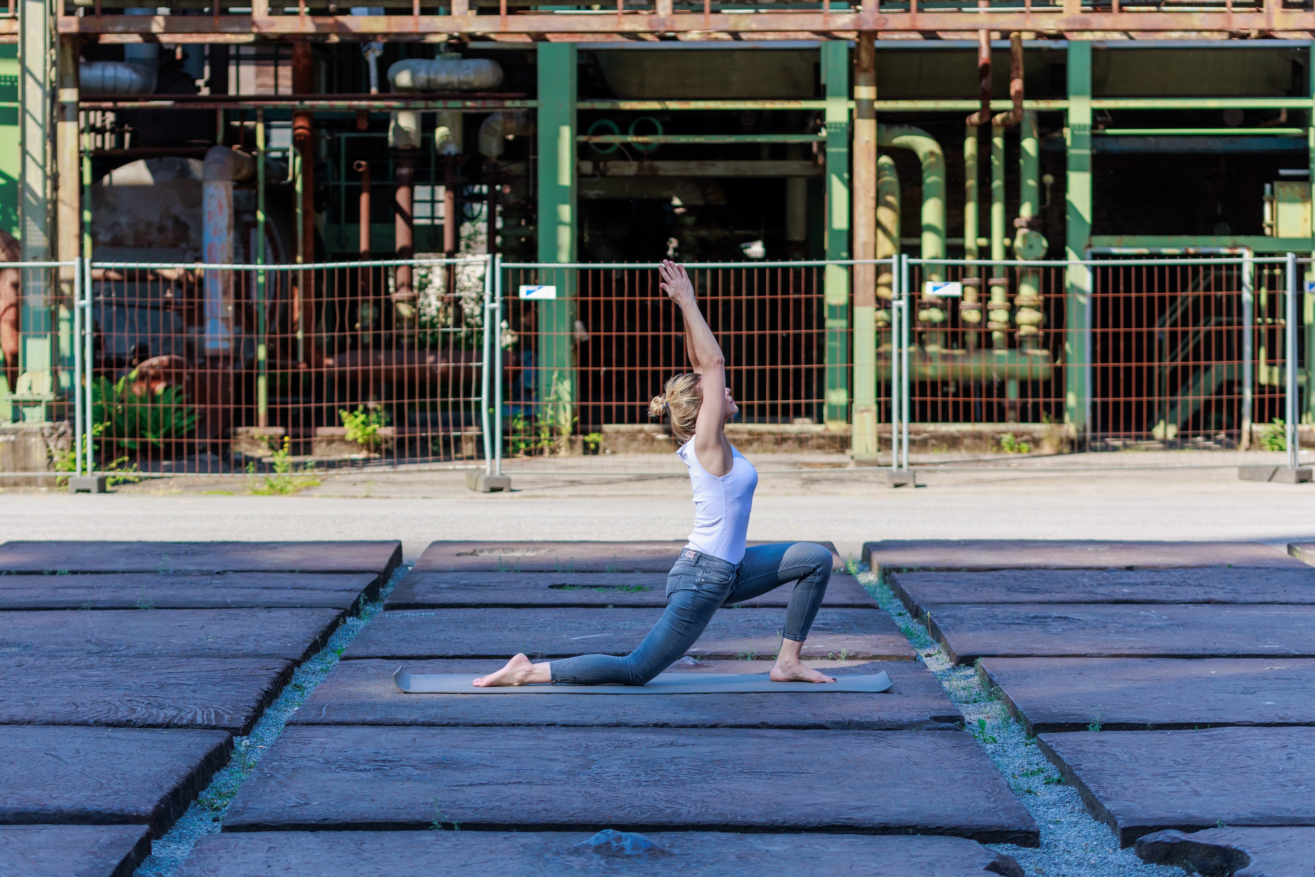 Antje Hiersig zeigt eine Yoga-Position