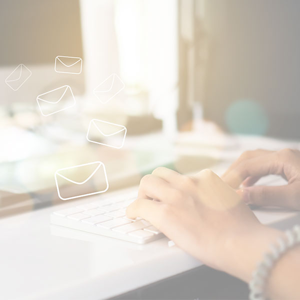 Eine Person tippt auf einer Tastatur