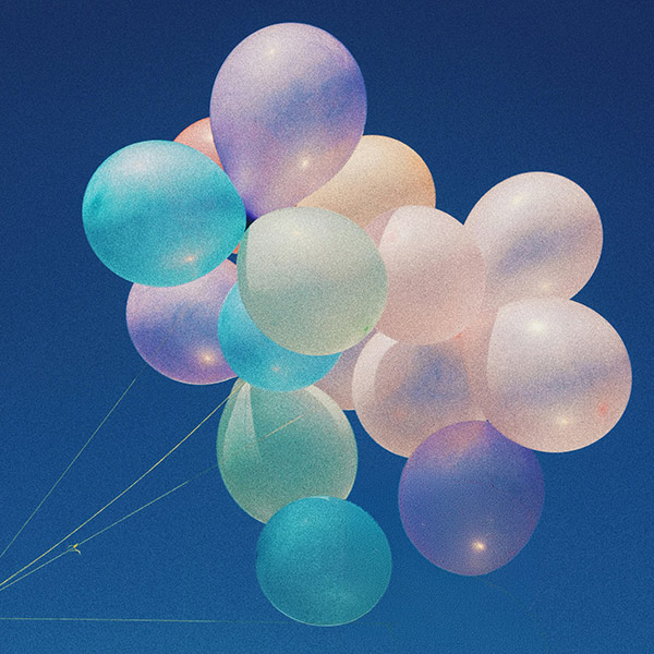 Luftballons, die in den Himmel steigen